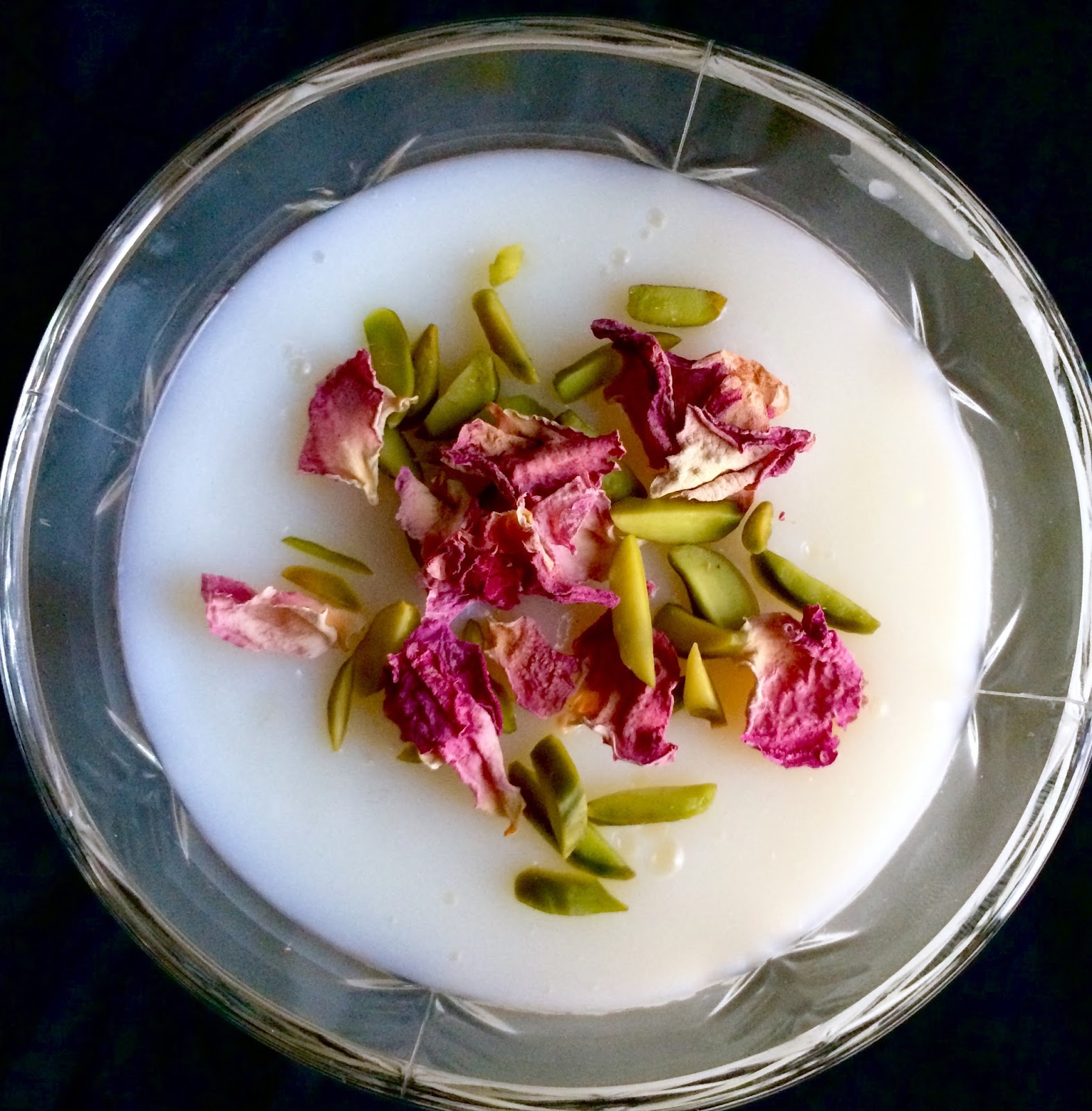 Syria Recipes from Home ruusuinen vaniljakiisseli pistaaseilla