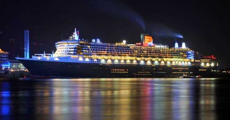 RMS Queen Mary 2 oldukça büyüktür, uzaktan son derece heybetli görünür.