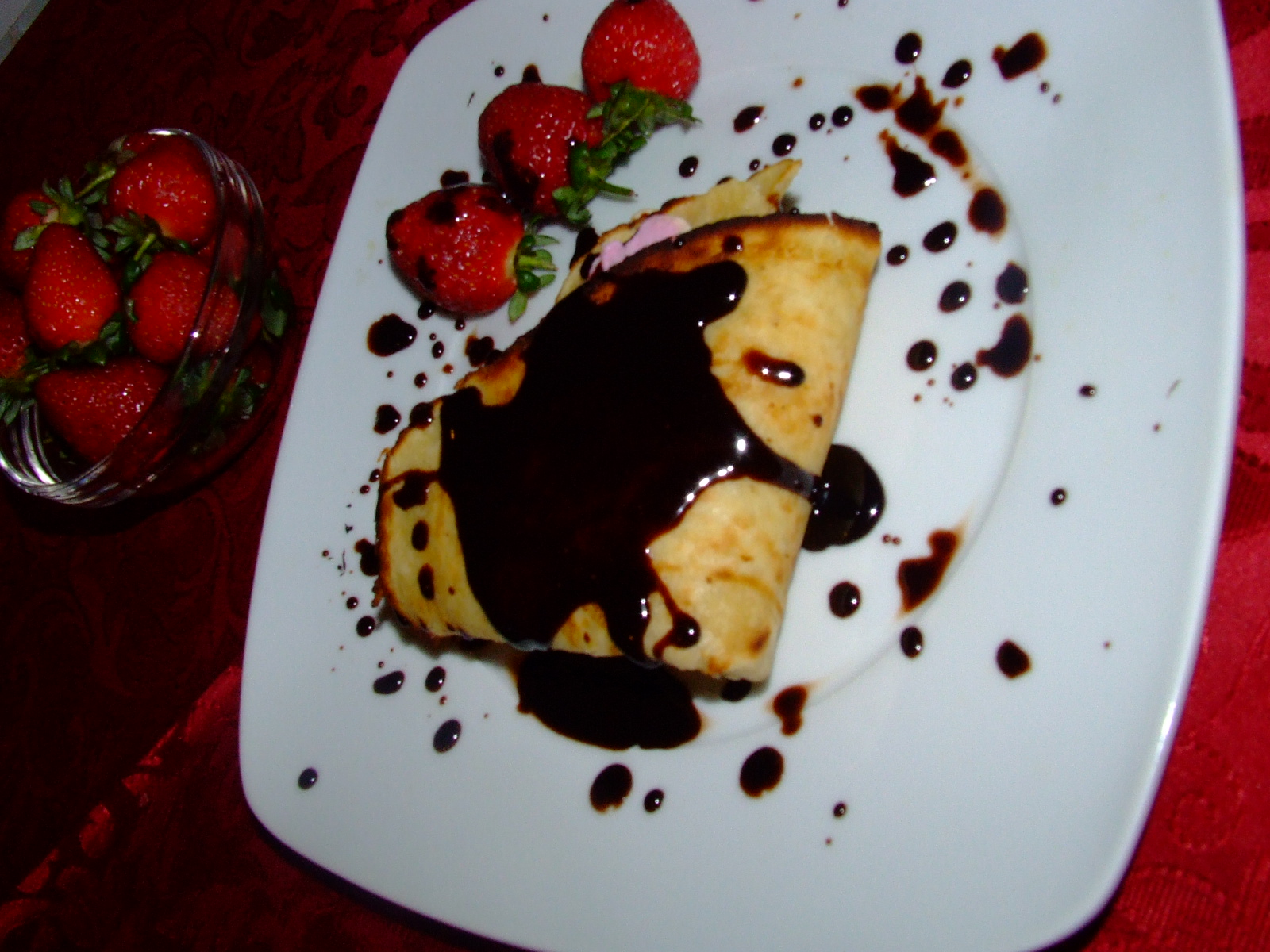 Na cozinha com os gatos Crepes com Gelado e Chocolate Quente