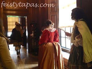 Actors in Hampton Court Palace / Los actores del Palacio de Hampton Court Actors in Hampton Court Palace down a corridor / Los actores del Palacio de Hampton Court por un pasillo