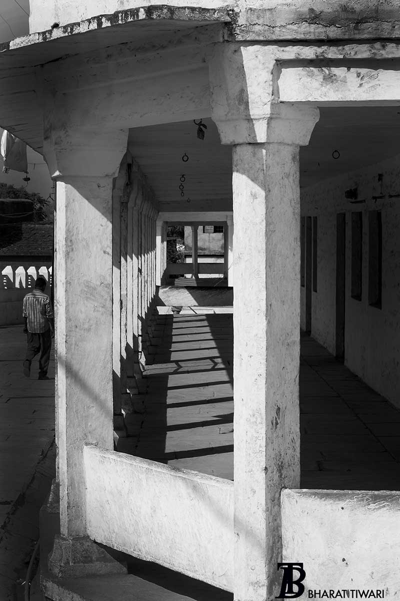 Chanderi — A veranda outside the Raja Rani Mahal — Photo © Bharat Tiwari