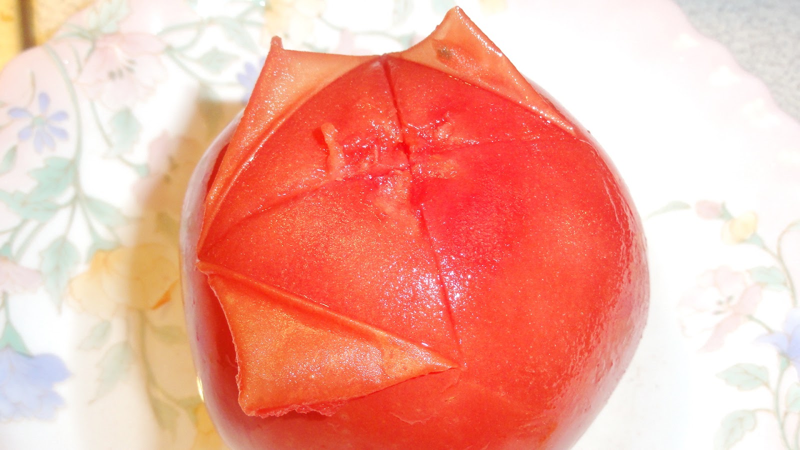Как снять кожуру с помидора. Как легко снять кожуру с помидора. Как на яблоке сделать сердечко чтобы оно было на кожуре.