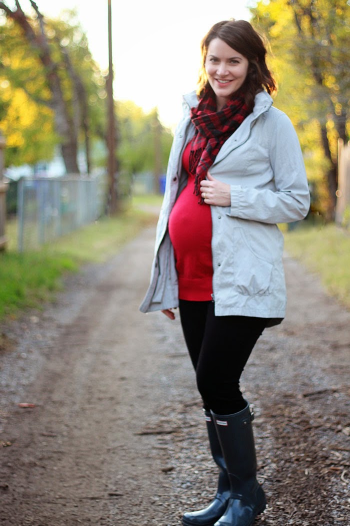 Maternity Style: Red, Black & Rain | The Cream to My Coffee