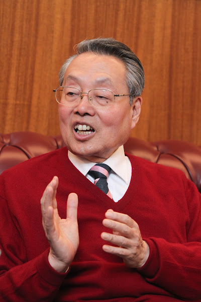 施振榮身著喜氣的紅色毛衣，與媒體暢談宏碁及產業發展。