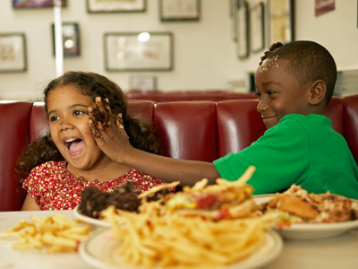 Hadapi Kakak dan Adik yang Sering Bertengkar, Ini Dia Solusi Jitunya! Hadapi Kakak dan Adik yang Sering Bertengkar, Ini Dia Solusi Jitunya!