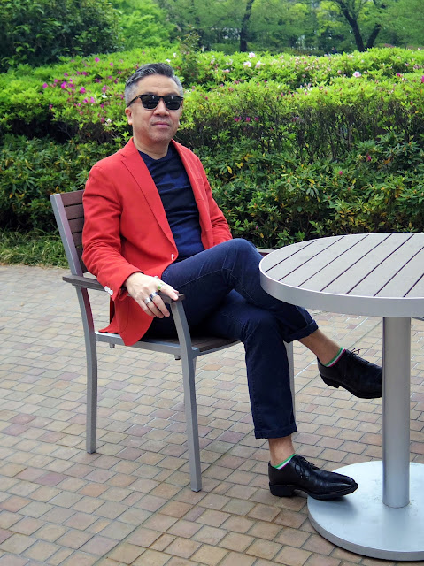 オレンジとネイビーを合わせるメンズ コーディネート 写真