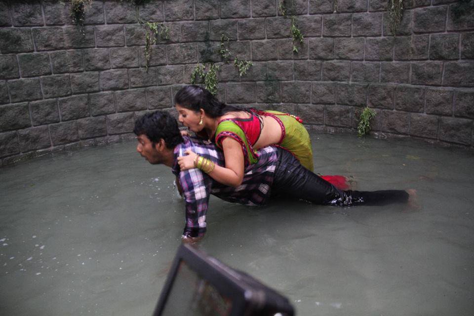 Anjali and vishal in Madha Gaja Raja, Anjali sexy back