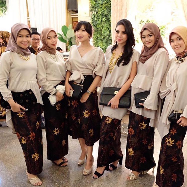Model Kebaya Modern Velvet Polos Rok Batik Inspirasi