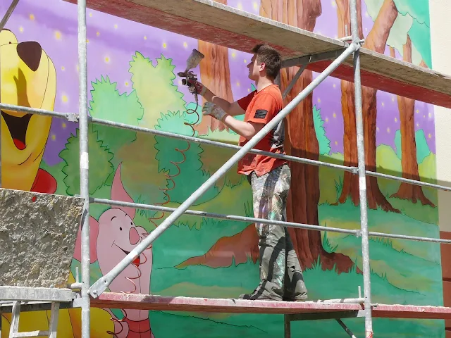 artystyczne malowanie ściany, Kubuś Puchatek na ścianie, Mural w Ząbkach
