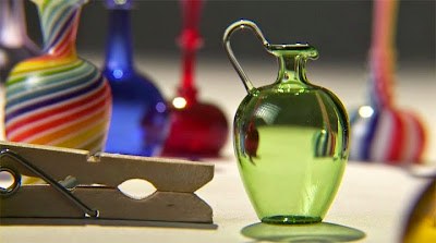Increíbles  jarrones e instrumentos de vidrio en miniatura