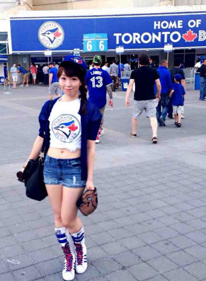 what to wear to a blue jays game