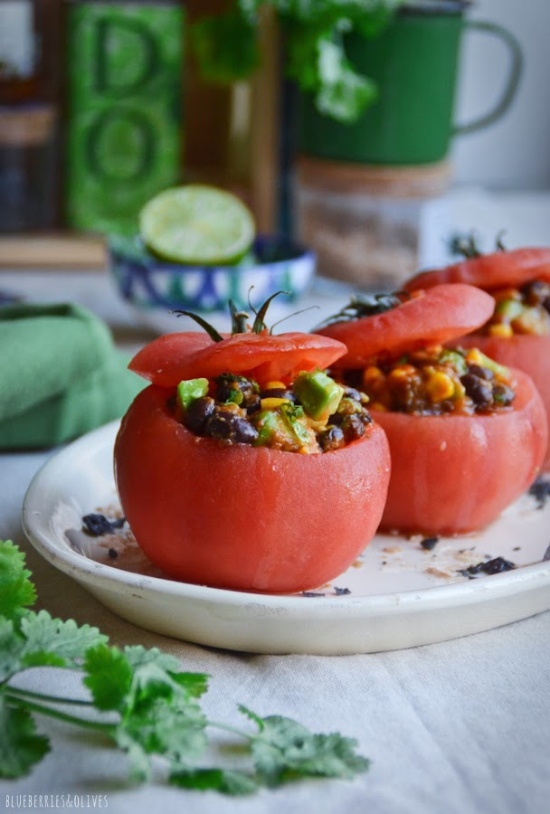 Tomates rellenos ensalada texmex en fuente porcelana blanca, fondo madera, cilantro, ingredientes