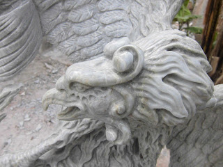 <img src="Detail Wajah Garuda.jpg" alt="Patung Tarung Garuda Naga  terbuat dari marmer">