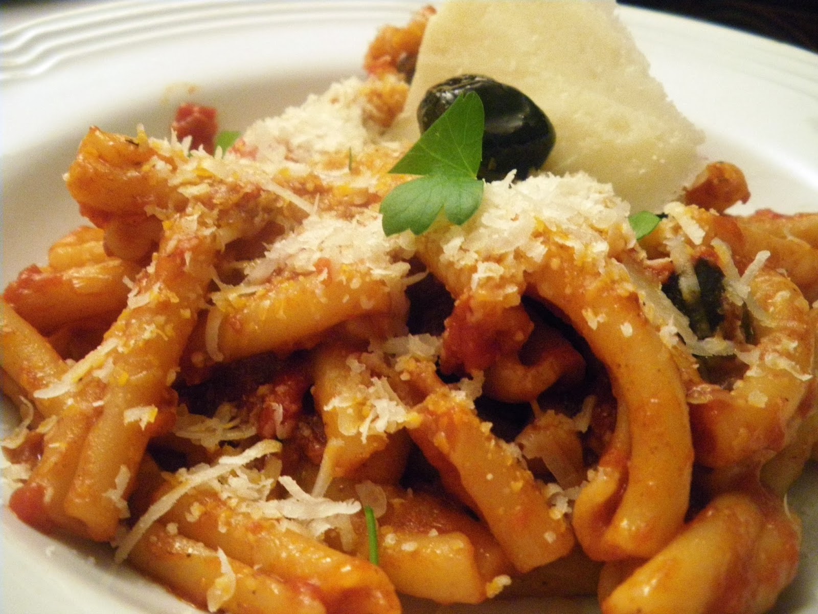 Pâtes à la puttanesca, pâte aux anchois, à la tomate et aux olives