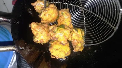 drain-out-pakoras-from-oil