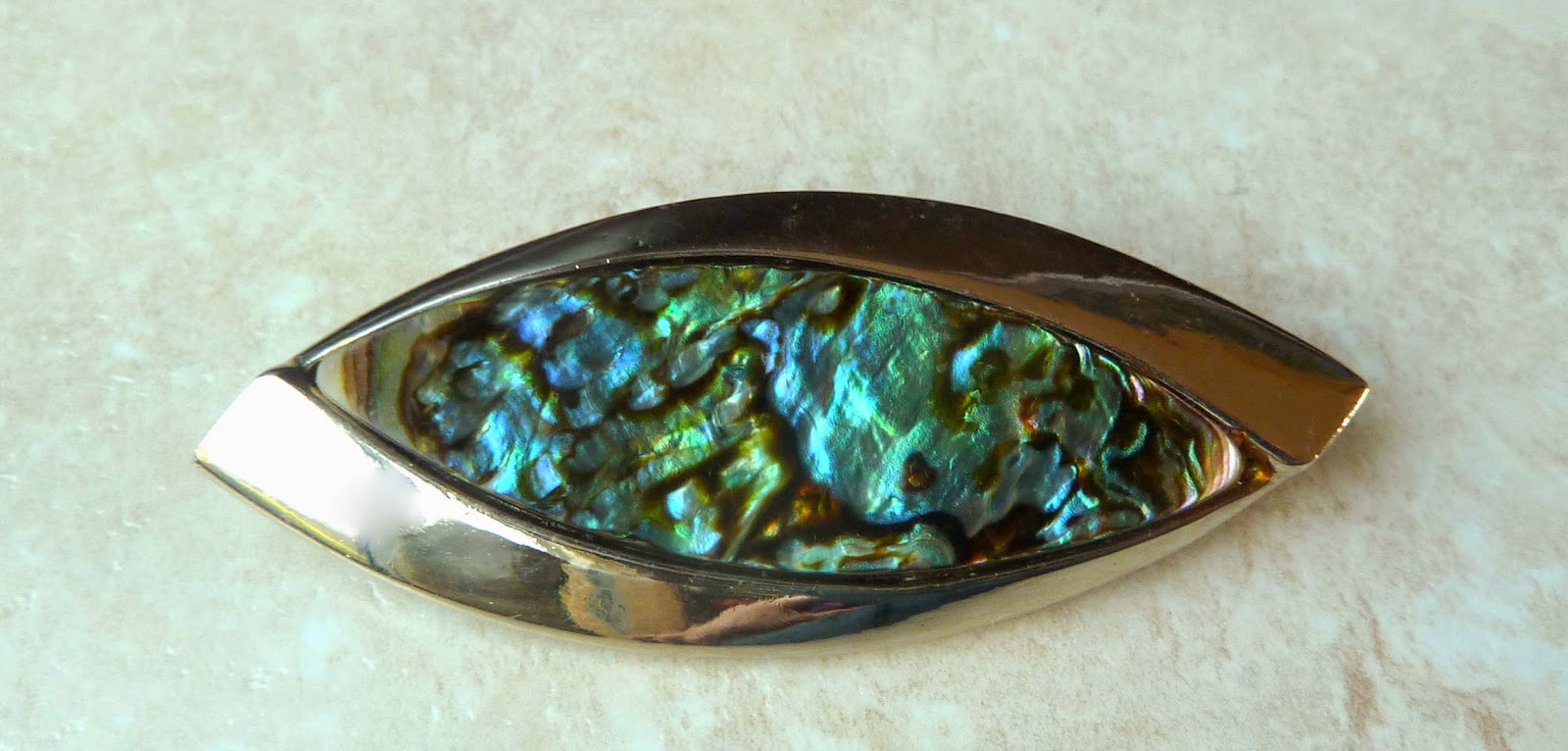 http://www.kcavintagegems.uk/vintage-oval-abalone-shell-brooch-by-exquisite-347-p.asp