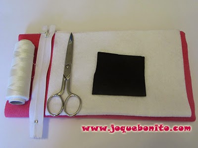 Estuche en fieltro con forma de lapicero 