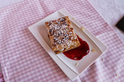 Hojaldre relleno de crema de castañas y coulis de frambuesa