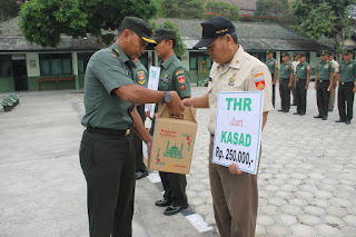 PEMBAGIAN THR DAN BINGKISAN KEPADA  ANGGOTA DAN PNS KODIM 0725/SRAGEN