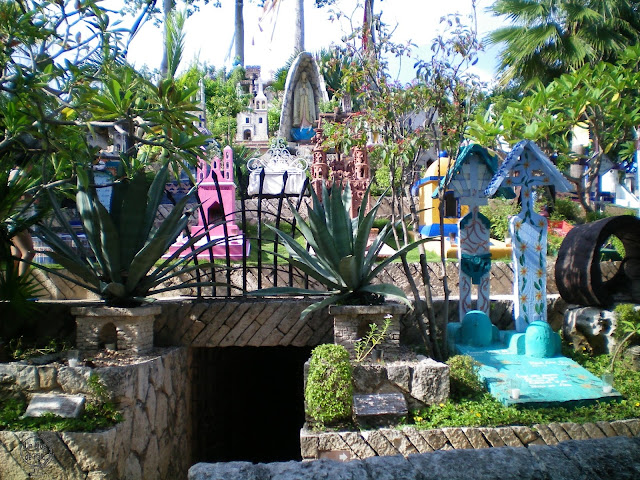 Típico cementerio mexicano en el parque Xcaret Típico cementerio mexicano en el parque Xcaret