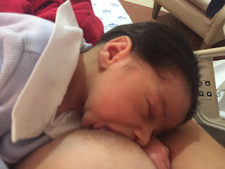 Devo oferecer apenas um ou os dois peitos para o bebê?