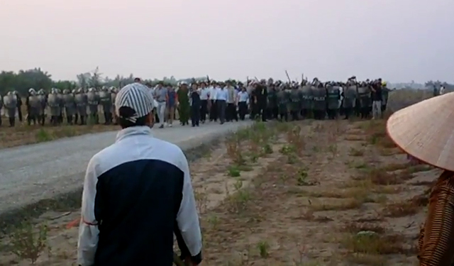 Cưỡng chế đất Văn Giang: Hàng ngàn nông dân “liều chết giữ đất” - Nguy cơ bùng nổ xung đột lớn - Dân Làm Báo