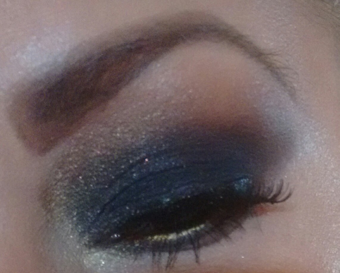 Maquillaje Ahumado Negro y Labios Oro Maquillaje Ahumado Negro y Labios Oro