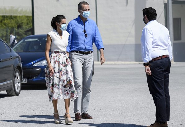 Queen Letizia wore a girasol cotton blend skirt by Sweet Matitos, and a draped linen top by Zara, and an espadrille wedges by Macarena