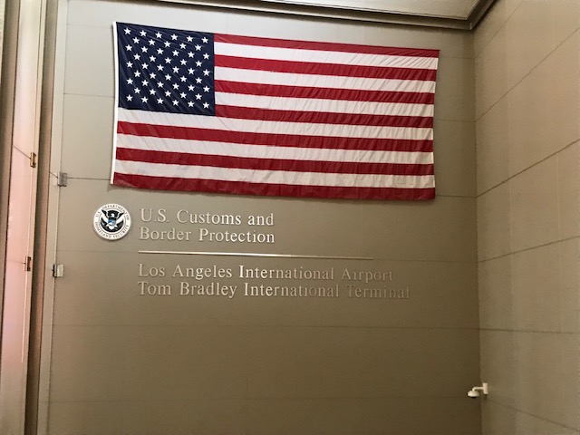 ロサンゼルス空港に到着。国旗を見て帰国できたことに、ほっとしました。
