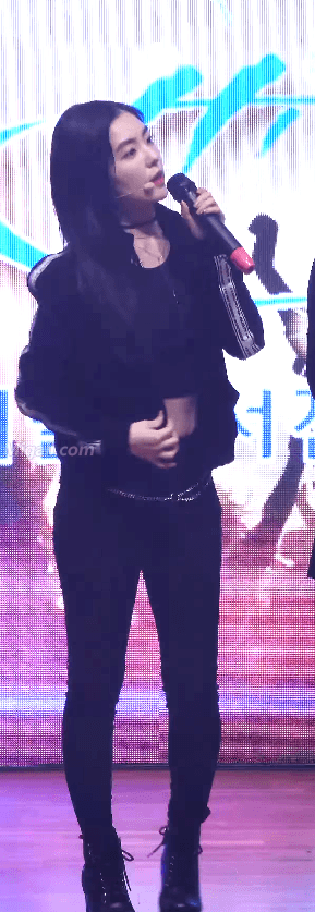 공연 전 팬들과 대화하는 아이린