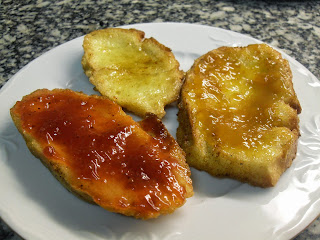 Torrijas con mermeladas.