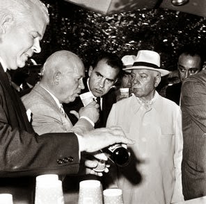 O namoro entre Pepsi e União Soviética já vinha de longa data Nesta foto históricade 1959, Don Kendall da Pepsi serve o líder soviético Nikita Khrushchev,  sob o olhar do então jovem vice-presidente Richard Nixon.