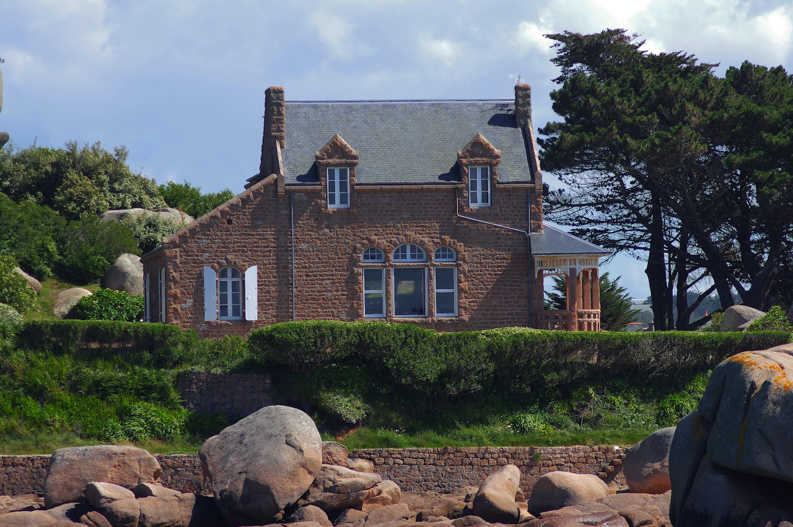 Les Fous du Cap: Quelques vieilles pierres de la Côte de Granit Rose...