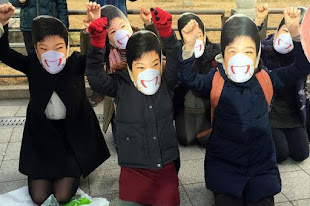 Manifestantes surcoreanas con máscaras de Park Geun-hye