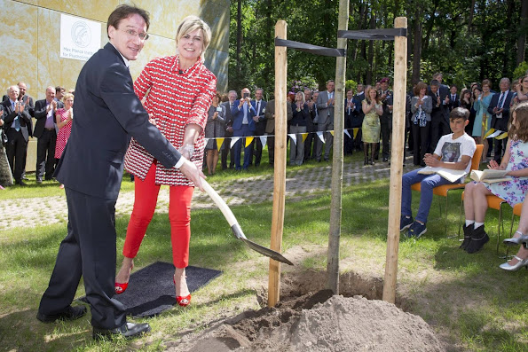 Princess Laurentien of The Netherlands opened the new wing of the Max Planck Institute for Psycholinguistics (MPIP) with planting the Tree of Language