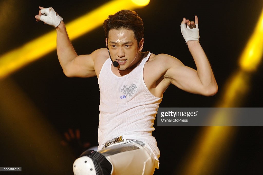 http://3.bp.blogspot.com/-o6LTfRLPL38/VqXRKc9uyMI/AAAAAAABQu0/XaboVhDabA8/s1600/south-korean-singer-rain-performs-onstage-during-his-concert-the-picture-id506499310.jpg