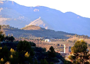 Vista de Benilloba. Al fons, el Castell de Cocentaina.