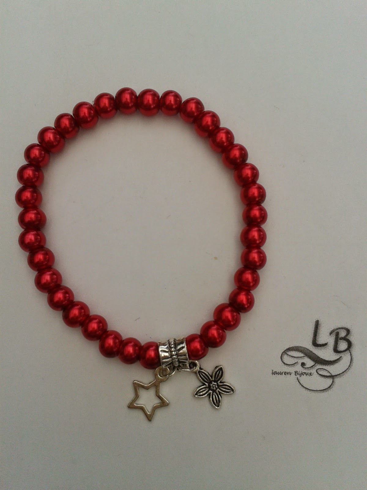 Lauren Bijoux: Bracelet élastique perles nacrées rouges