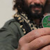 سكاي نيوز : جندي ليبي يعثر على شعار الإخوان في مقر لتنظيم القاعدة