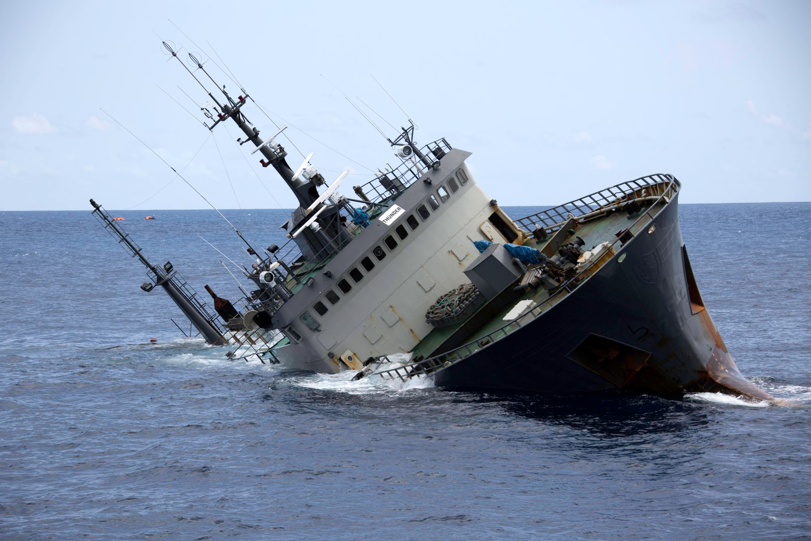 Про тонущие корабли. Sea Shepherd корабли. Тонущий корабль. Тонущий военный корабль. Кораблекрушение военного корабля.