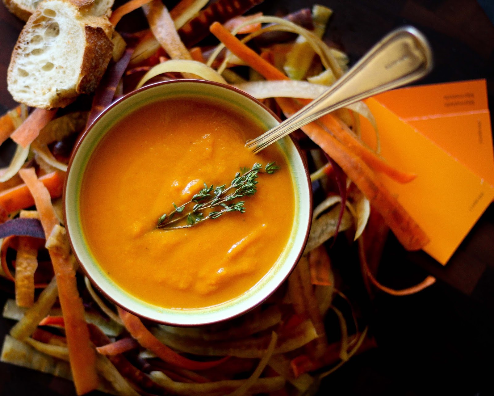 Délicieux potage de carottes, thym et gingembre Délicieux potage de carottes, thym et gingembre