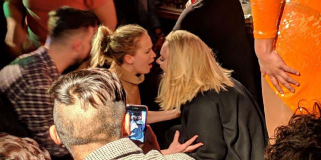 La épica noche de Adele y Jennifer Lawrence en un bar gay