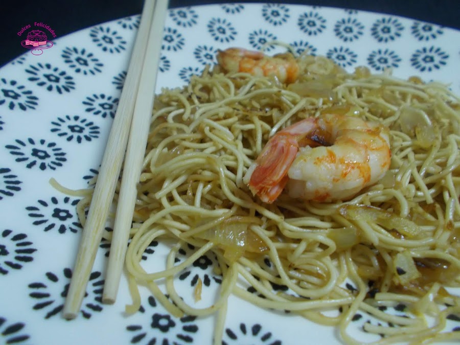Fideos orientales con gambas