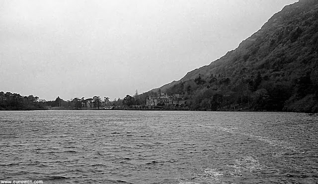 Vista del lago Polacappal y la abadía de Kylemore en Irlanda