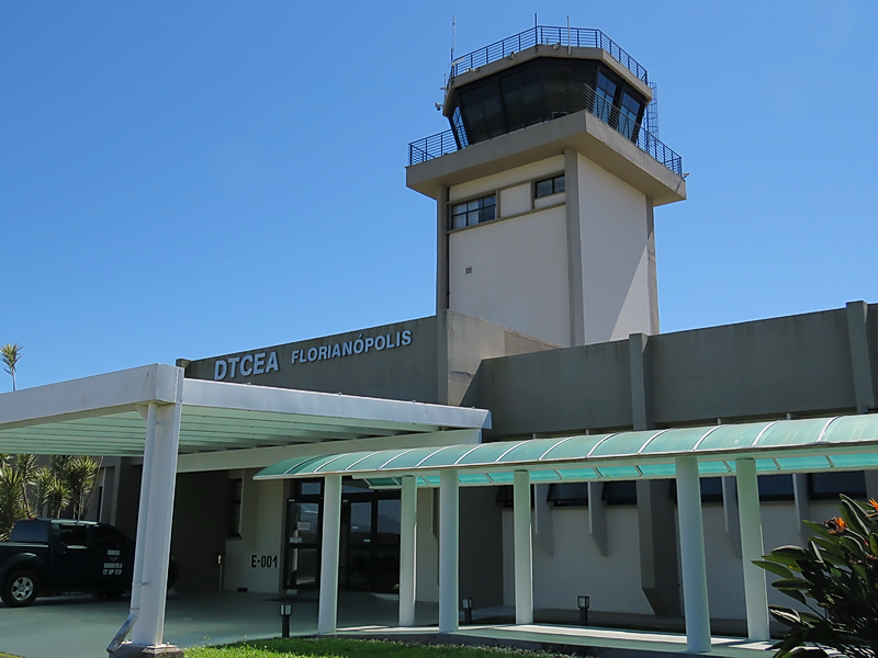 Decolagem do avião em uma pista de pouso para aviões perto do terminal,  sala de controle na torre