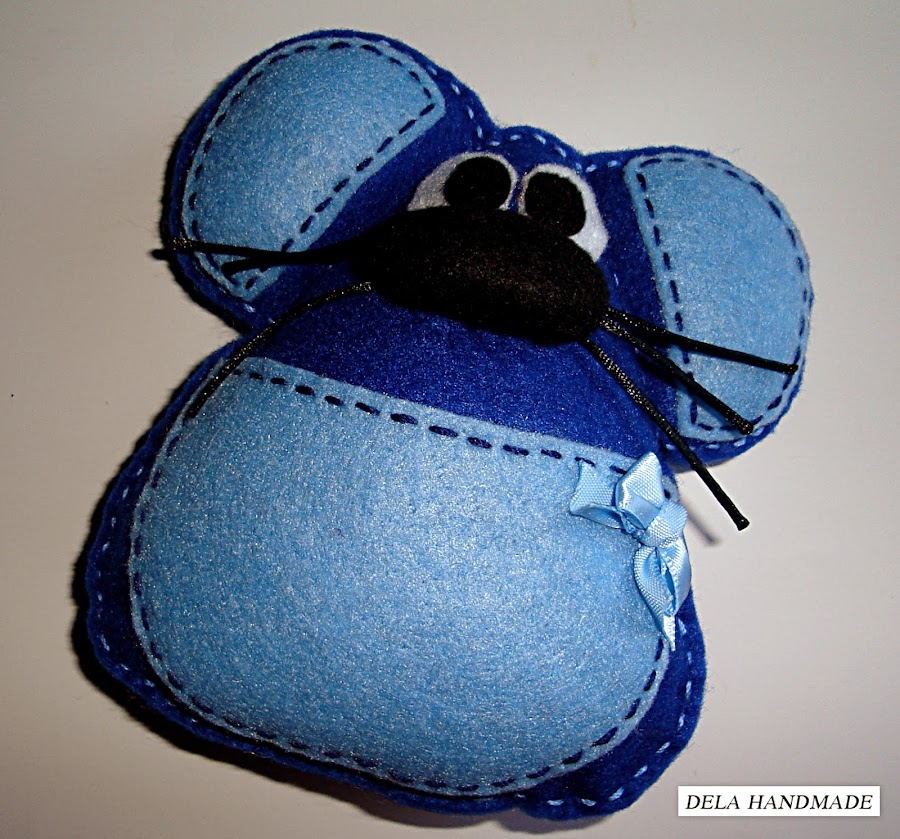 <img src="Ratoncito-perez-fieltro-azul" alt="Ratoncito Pérez de fieltro en color azul"> 