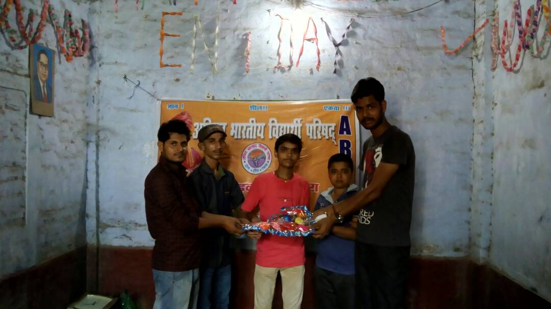 अभाविप ने छात्रों को सम्मानित कर दिया बधाई