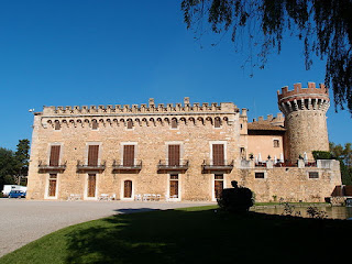 «Castell de Peralada 20» de Gordito1869 - Trabajo propio. Disponible bajo la licencia CC BY 3.0 vía Wikimedia Commons - http://commons.wikimedia.org/wiki/File:Castell_de_Peralada_20.JPG#/media/File:Castell_de_Peralada_20.JPG