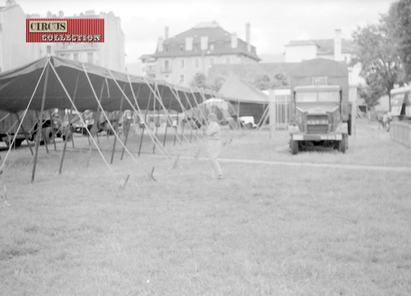 les écuries du cirque en cours de montage 