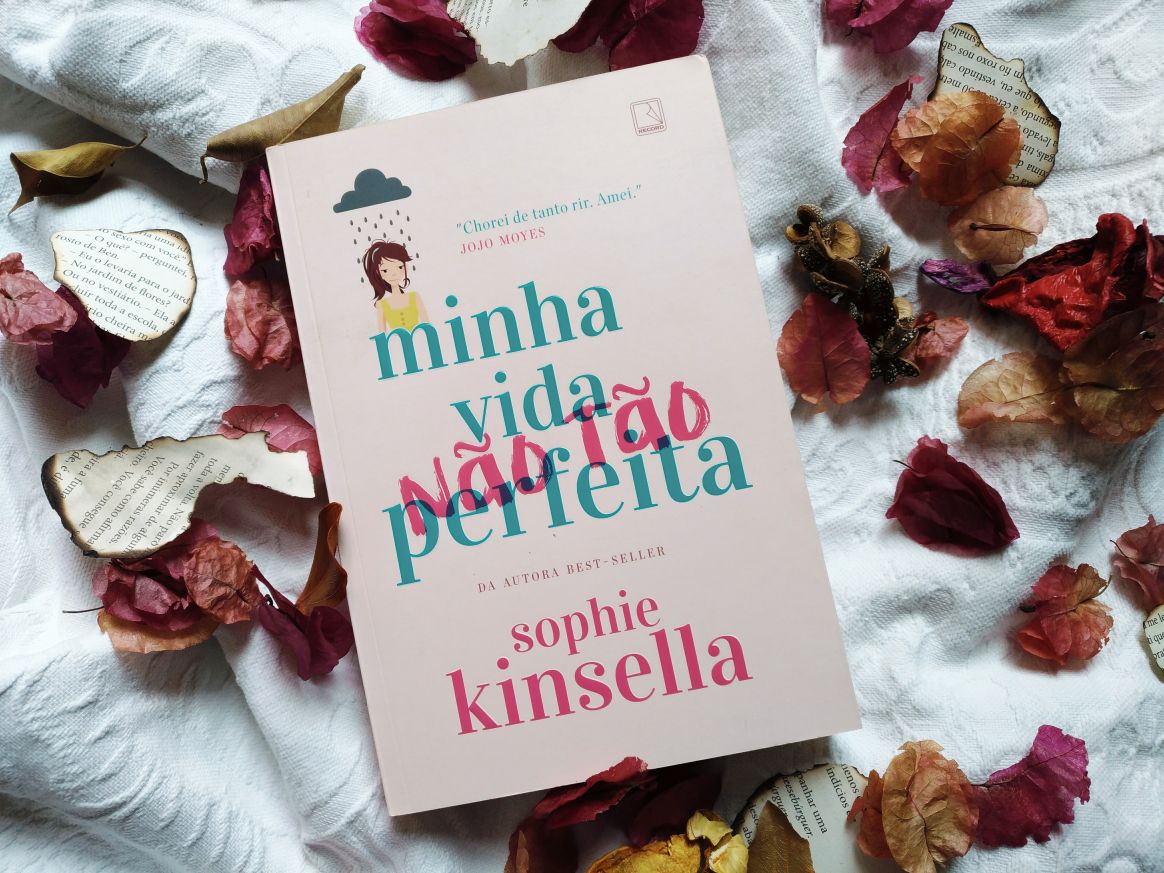 MINHA VIDA (NÃO TÃO) PERFEITA - SOPHIE KINSELLA Dramas, confusões e uma boa dose de amor são os ingredientes do novo romance de Sophie Kinsella, uma divertida crítica aos julgamentos errados que uma boa foto no Instagram pode gerar Cat Brenner tem uma vida perfeita: mora num flat em Londres, tem um emprego glamoroso e um perfil supercool no Instagram. Ah, ok... Não é bem assim... Seu flat tem um quarto minúsculo – sem espaço nem para guarda-roupa –, seu trabalho numa agência de publicidade é burocrático e chato, e a vida que compartilha no Instagram não reflete exatamente a realidade. E seu nome verdadeiro nem é Cat, é Katie. Mas um dia seus sonhos se tornarão realidade. Bom, é nisso que ela acredita até que, de repente, sua vida (não tão) perfeita desmorona.
